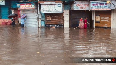 Mumbai rain throws life out of gears: trains, flights affected,  traffic jams teported in waterlogged  roads
