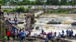 Moments before collapse: Pune’s Indrayani bridge seen tilting under tourist rush in chilling image