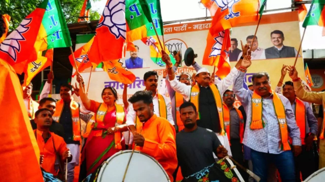 Delhi: VHP members hold massive protests outside Bangladesh High Commission, break barricades