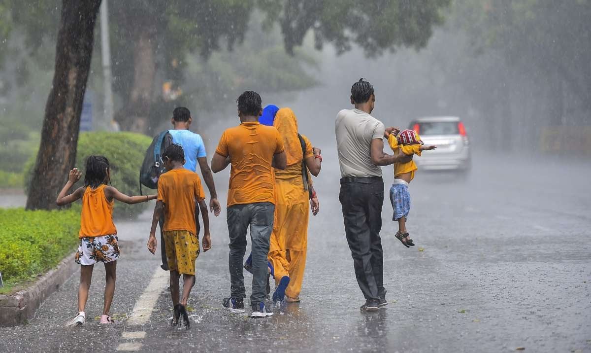 Delhi gets big relief after days of scorching heat। rain,gusty winds bring temperature down
