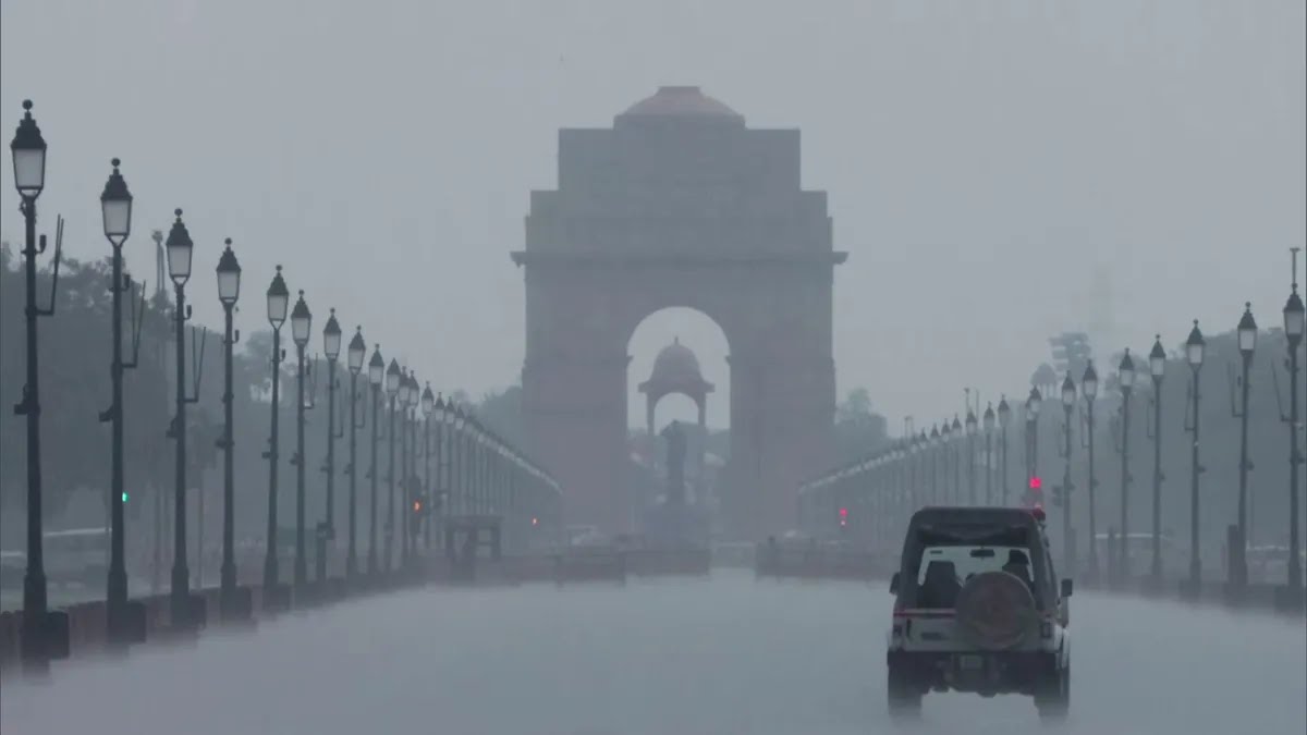 Weather today LIVE: Heavy rain disrupts train services in Mumbai, IMD issues yellow alert for Delhi